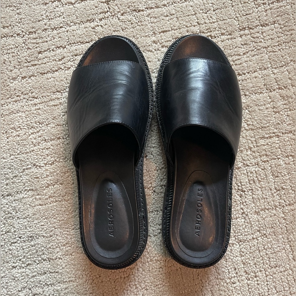 Black aerosols sandals